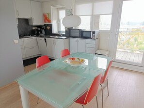 Fridge, microwave, stovetop, dishwasher - This charming two-room apartment in Port Scaldis (no. 19-42) offers a unique combination of sea and countryside views, making it perfect for a relaxing holiday on the Zeeland coast. (Breskens)