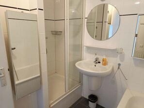 Bathroom - This charming two-room apartment in Port Scaldis (no. 19-42) offers a unique combination of sea and countryside views, making it perfect for a relaxing holiday on the Zeeland coast. (Breskens)
