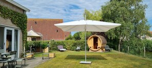 Terrace/patio - Spacious, detached Schelde house (85 m²) for 4 people, view of the water! Comfortably furnished with sauna, wood-burning stove, large garden and view of the water. (Complete with cosy kitchen, 2 bedrooms, 2 bathrooms (shower and bath)) Perfect for a (Breskens)