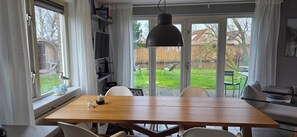 Interior - Spacious, detached Schelde house (85 m²) for 4 people, view of the water! Comfortably furnished with sauna, wood-burning stove, large garden and view of the water. (Complete with cosy kitchen, 2 bedrooms, 2 bathrooms (shower and bath)) Perfect for a (Breskens)