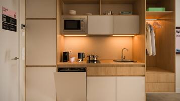 Een minikoelkast, een microgolfoven, een kookplaat, een vaatwasser