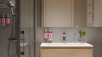 Een douche, een haardroger, handdoeken, zeep