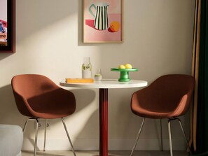 Safe på rommet, blendingsgardiner og strykejern/-brett