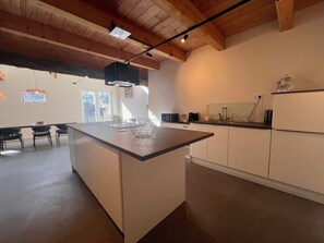Fridge, microwave, oven, stovetop - Apartment Route 54 in Callantsoog. Suitable for 4 people, 2 bedrooms. (Callantsoog)