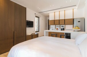 Tabla de planchar con plancha, wifi gratis y ropa de cama 