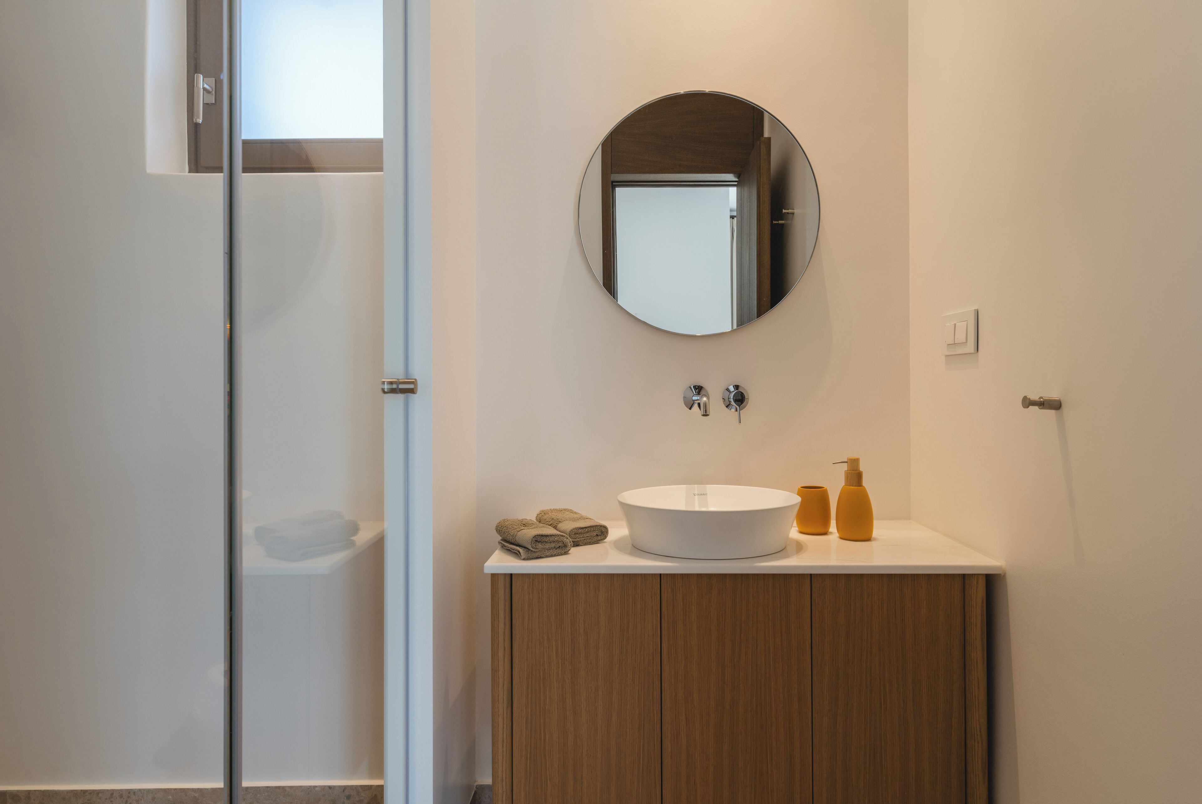 مجففات شعر، مناشف، ورق حمّام