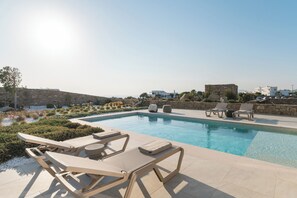 Signature Studio Suite, Balcony, Sea View | Private pool - Omvrodektis Village (Mykonos)