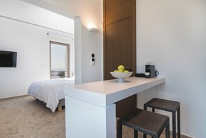 Chambre Double Deluxe, vue mer | Coin séjour | Télévision à écran plat