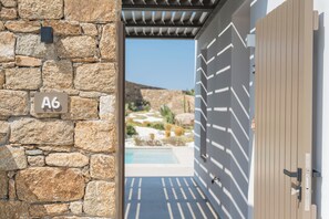 Unclassified image, 4 of 28, button