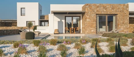 Signature Studio Suite, Balcony, Sea View | Garden view