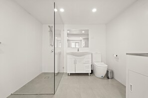 Shower, hair dryer, towels, soap - Bondi Classic - Lge Bright 3B Federation Semi (Bondi)
