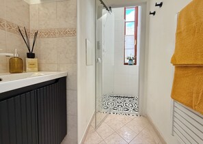 Doccia, asciugacapelli, asciugamani, sapone
