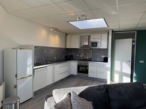 Fridge, microwave, oven, stovetop - Holiday home Residenz Polderblick 19 in Burgerbrug. Suitable for 4 people, 2 bedrooms. (Burgerbrug)