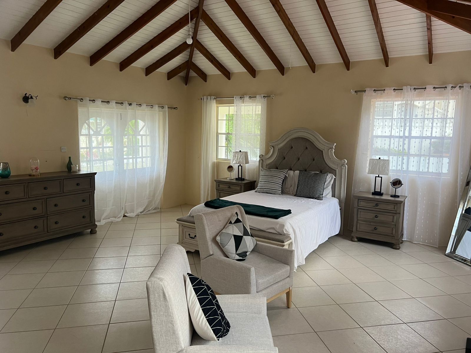 5 habitaciones, escritorio, wifi y ropa de cama 