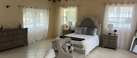 5 habitaciones, escritorio, wifi y ropa de cama