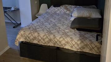 Tabla de planchar con plancha, wifi, ropa de cama