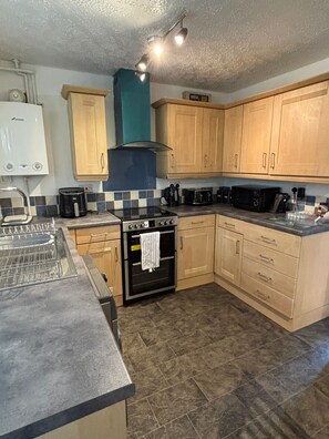 House, 3 Bedrooms, Smoking, Patio | Interior - use With Modern Comforts (Nottingham)