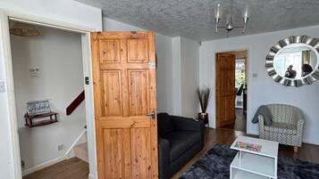 House, 3 Bedrooms, Smoking, Patio | Living room