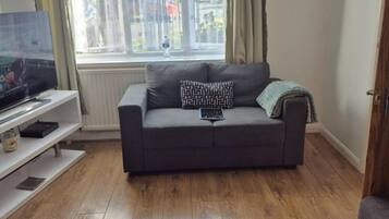 House, 3 Bedrooms, Smoking, Patio | Living area