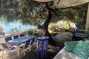 Outdoor dining - CASA EVASION at the foot of the beach, incredible views surrounded by a beautiful garden. (Almuñécar)