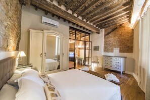 Iron/ironing board, Internet, bed sheets - Vrbo Property (Firenze)