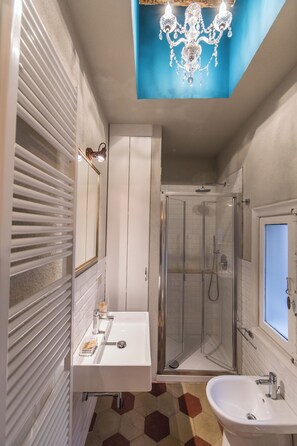 Shower, hair dryer, bidet, towels - Vrbo Property (Firenze)