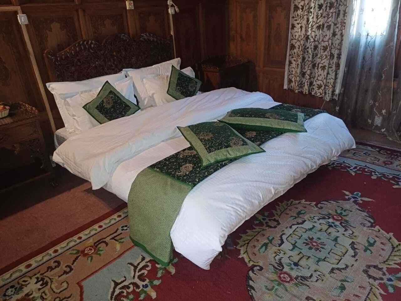 Deluxe Double Room, Mountain View | Iron/ironing board, free WiFi
