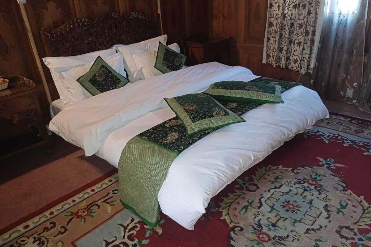 Deluxe Double Room, Mountain View | Seterika/papan seterika, Wi-fi percuma, cadar katil 