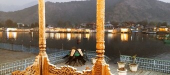 DeLaila Luxury Houseboat by Shahnawaz