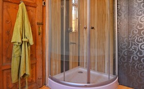 Superior Triple Room | Bathroom | Separate tub and shower, hair dryer, slippers, towels - DeLaila Luxury Houseboat by Shahnawaz  (Srinagar)