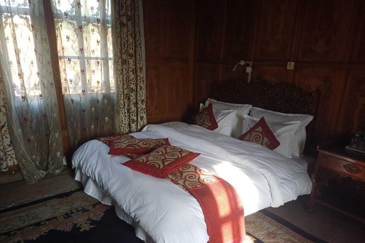 Superior Suite, 1 Katil Raja (King), Non Smoking, Hill View | Seterika/papan seterika, Wi-fi percuma, cadar katil 