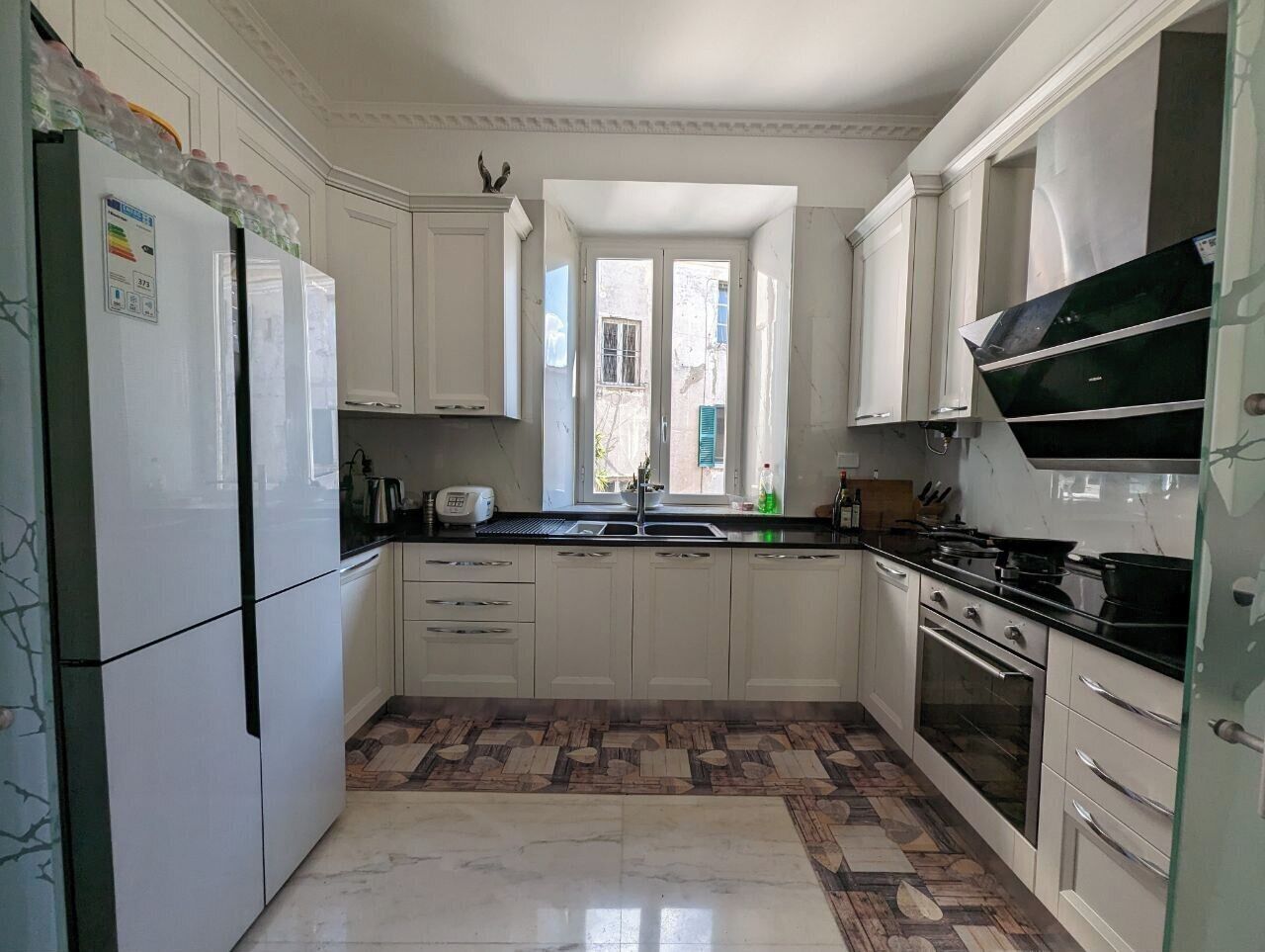 Geladeira grande, micro-ondas, fogão, cooktop