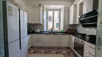 Geladeira grande, micro-ondas, fogão, cooktop