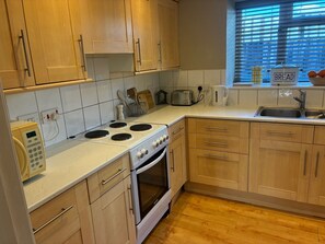 Frigorífico, microondas, horno y lavavajillas