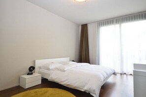 Bureau, fer et planche à repasser, Wi-Fi, draps fournis