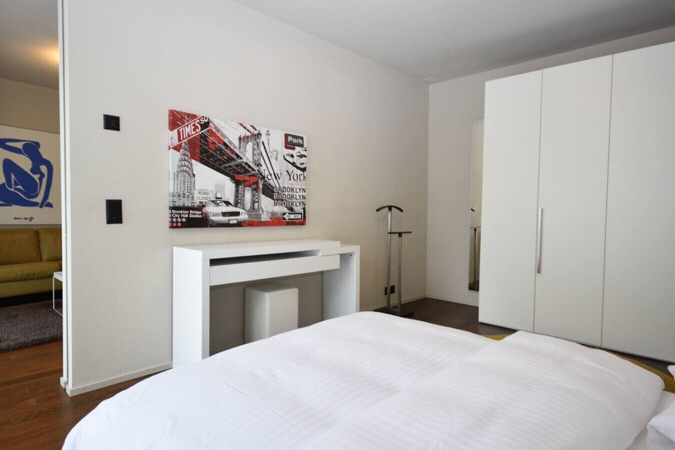 Escritorio, tabla de planchar con plancha, wifi y ropa de cama