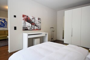 Desk, iron/ironing board, WiFi, bed sheets - 1BR - Modern, stylish, centrally located / Baron26 (Zürich)