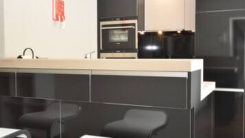 Frigorífico, microondas, horno y placa de cocina