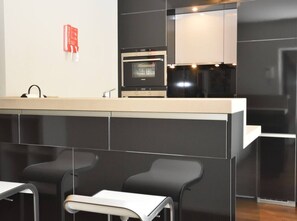 Fridge, microwave, oven, stovetop - 1BR - Modern, stylish, centrally located / Baron26 (Zürich)