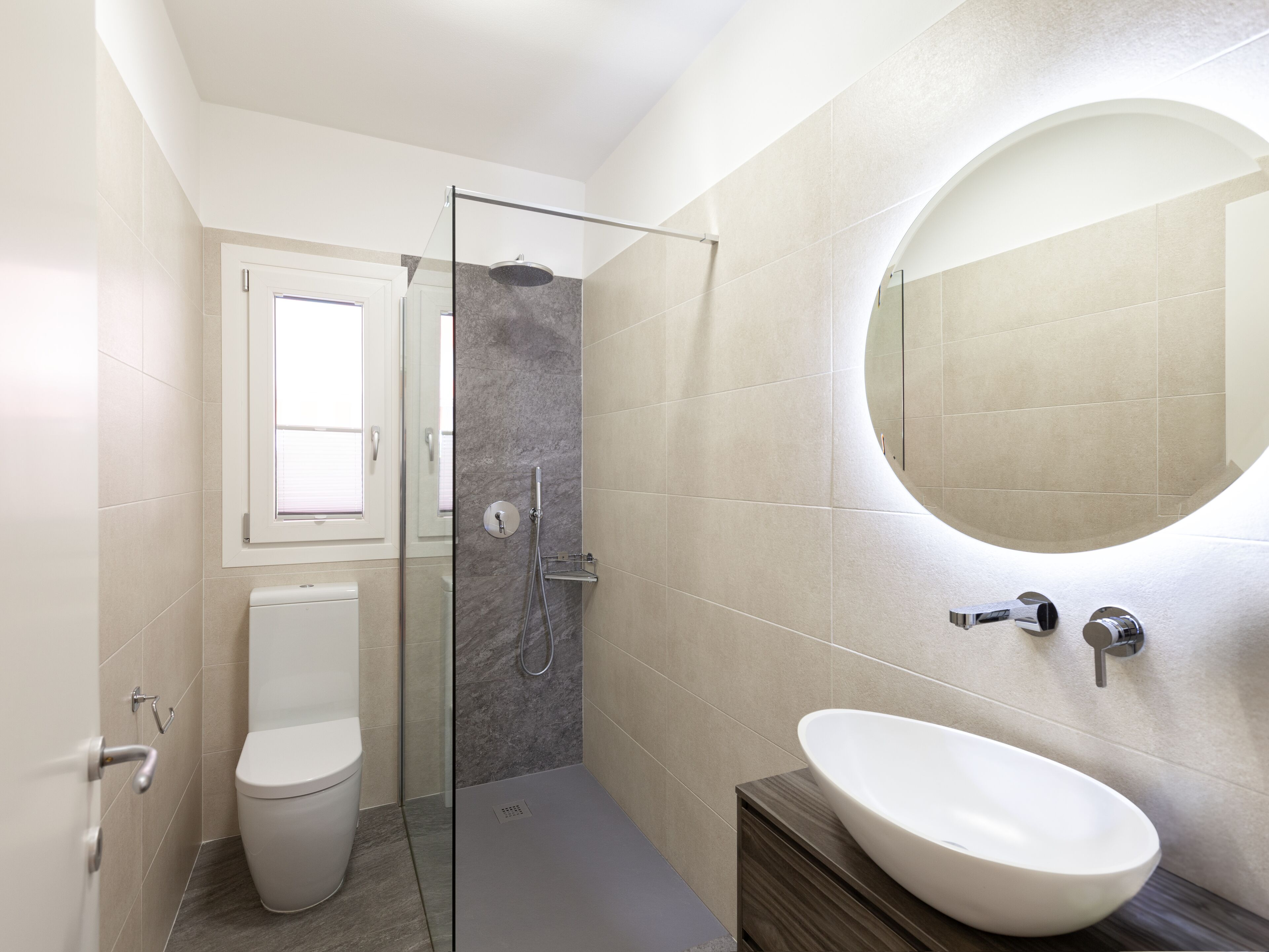 Douche, sèche-cheveux, serviettes fournies, savon