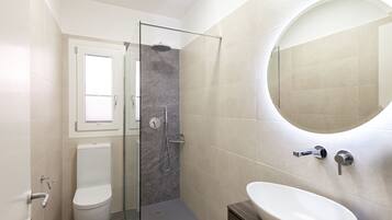 Douche, sĂšche-cheveux, serviettes fournies, savon