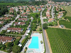 An aerial view of a residential area with houses, a swimming pool, and vineyards. - Ca'Vigneti - Relaxation with private garden and pool (Veneto)