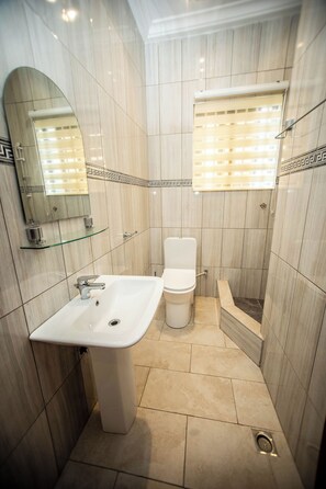 Shower, free toiletries, towels, soap - ESTEE EURO APARTMENT (ACCRA)