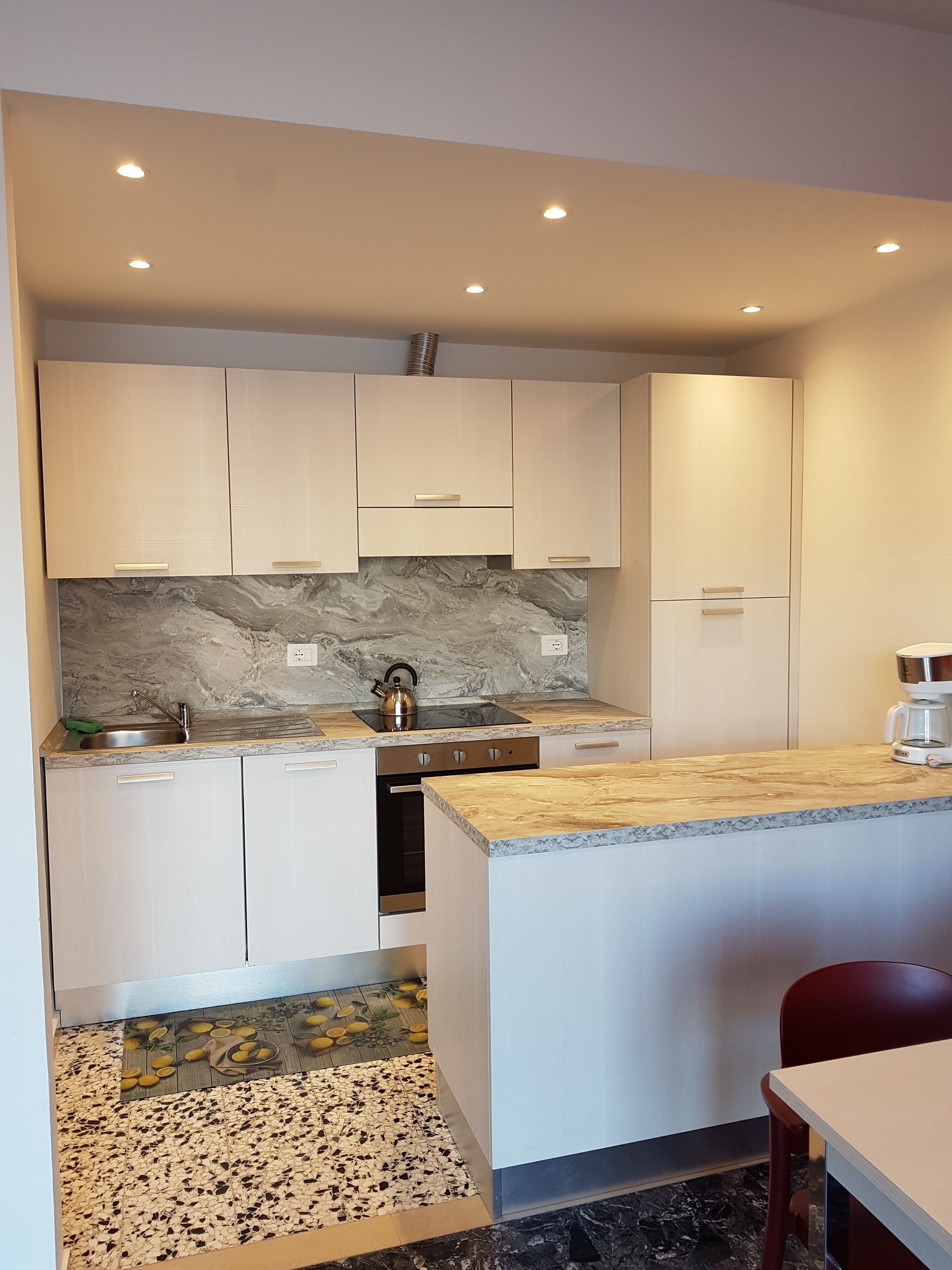 公寓, 2 间卧室, 阳台, 湖景 | 私人厨房 | 高脚椅