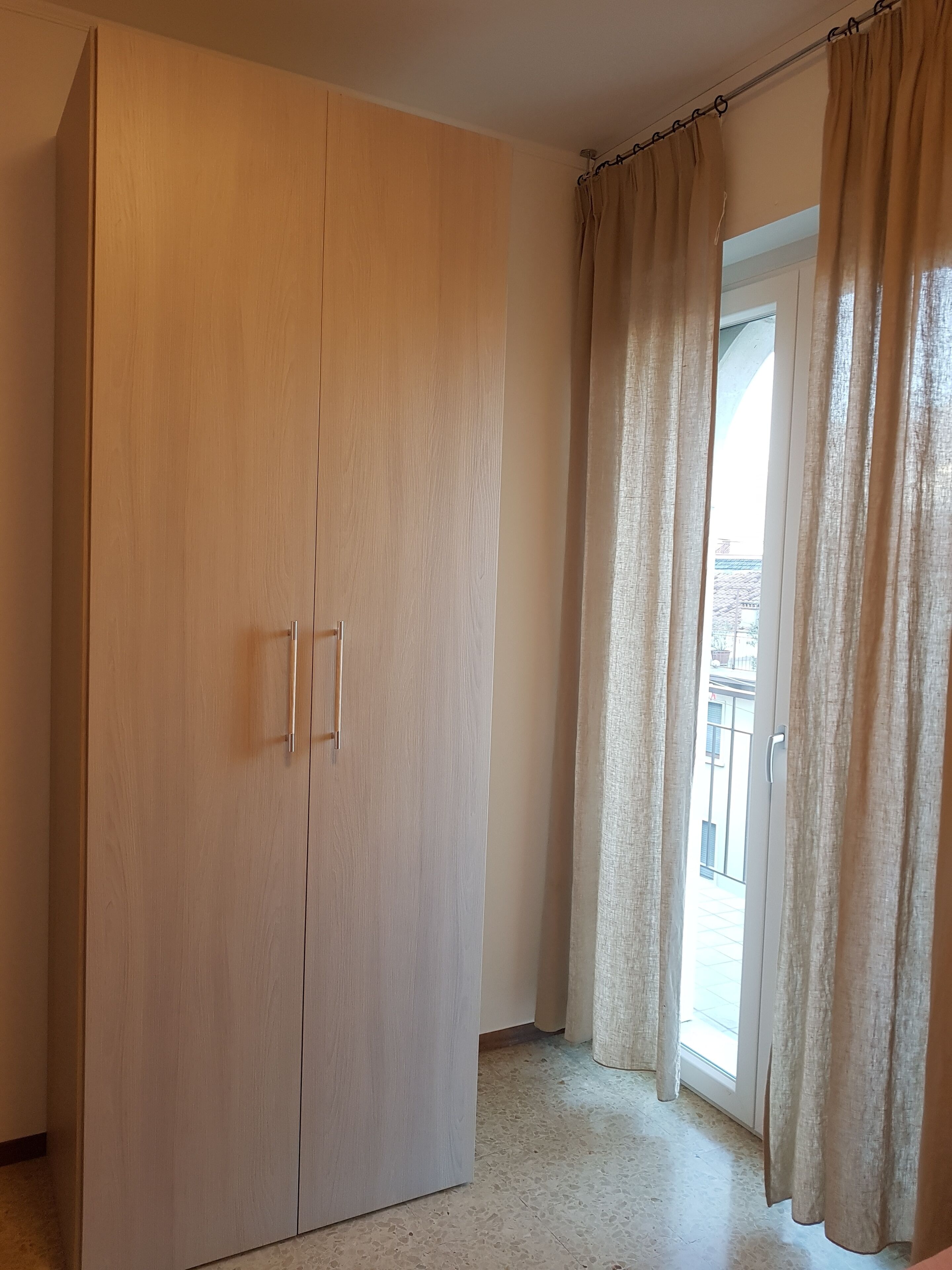 Apartamento, 2 habitaciones, balcón, vistas al lago | Cortinas opacas y tabla de planchar con plancha