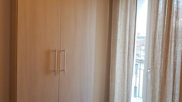 Apartamento, 2 habitaciones, balcón, vistas al lago | Cortinas opacas y tabla de planchar con plancha