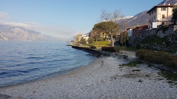 Beach nearby, white sand, sun-loungers