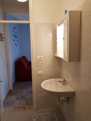 Studiosuite, Seeblick | Badezimmer | Haartrockner, Toilettenpapier
