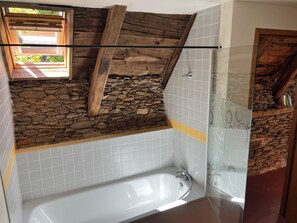 Hair dryer, towels, soap, toilet paper - Authentic Gite, in the middle of Cantal nature reserve with swimming pool, pet friendly (Cassaniouze)