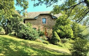 Exterior - Authentic Gite, in the middle of Cantal nature reserve with swimming pool, pet friendly (Cassaniouze)